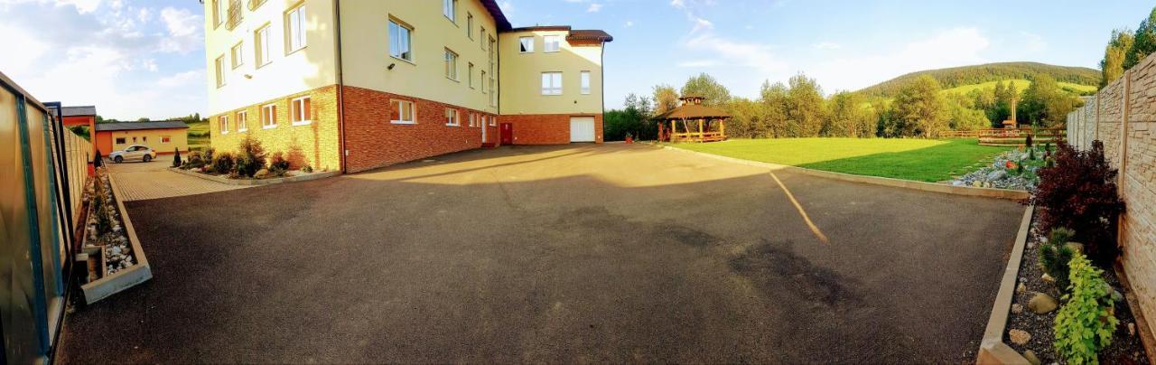 Agrohotel Tri Brezy Hrustin Εξωτερικό φωτογραφία