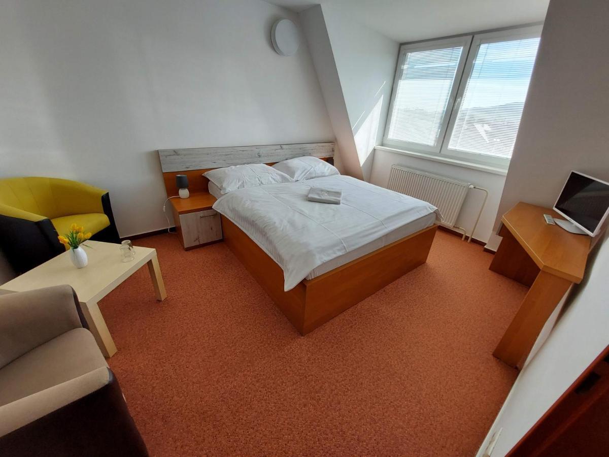Agrohotel Tri Brezy Hrustin Εξωτερικό φωτογραφία