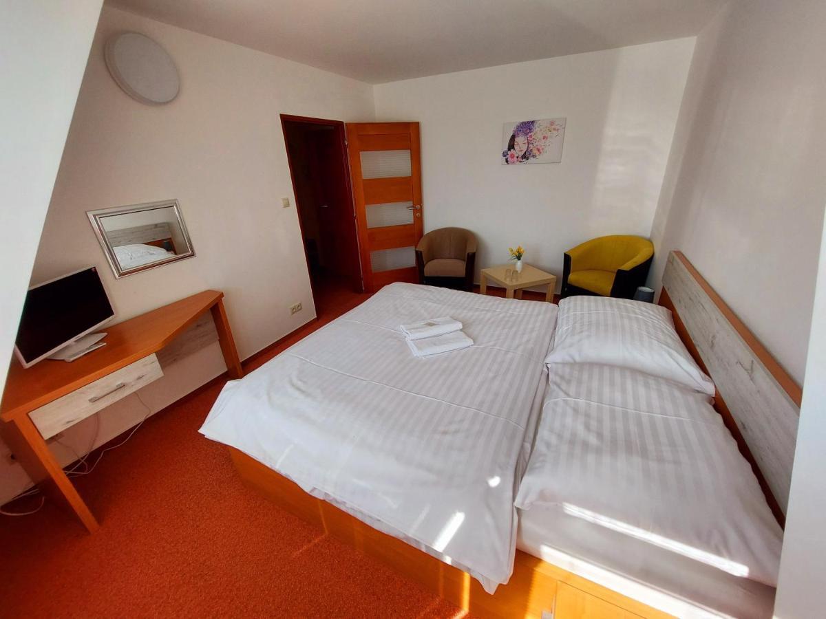 Agrohotel Tri Brezy Hrustin Εξωτερικό φωτογραφία