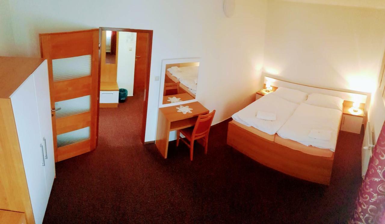 Agrohotel Tri Brezy Hrustin Εξωτερικό φωτογραφία